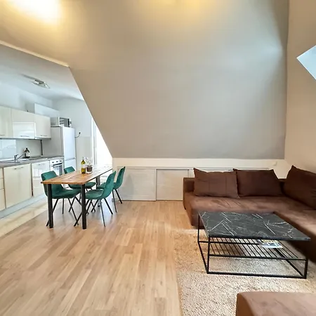 Modern, Spacious With Free Car Parking Apartmán *