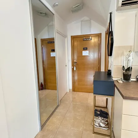 Apartmán Modern, Spacious With Free Car Parking *