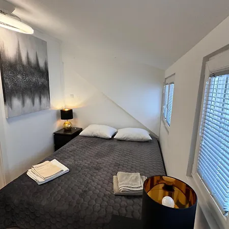 Modern, Spacious With Free Car Parking Split