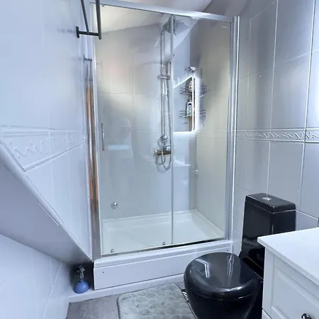 Modern, Spacious With Free Car Parking Apartmán
