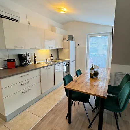 Modern, Spacious With Free Car Parking Apartmán *