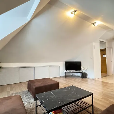 Modern, Spacious With Free Car Parking Apartmán Split