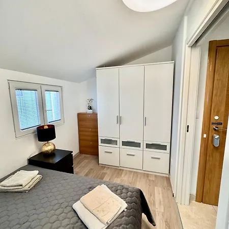 Modern, Spacious With Free Car Parking Apartmán